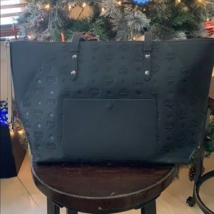 Large shoulder MCM monologue bag!